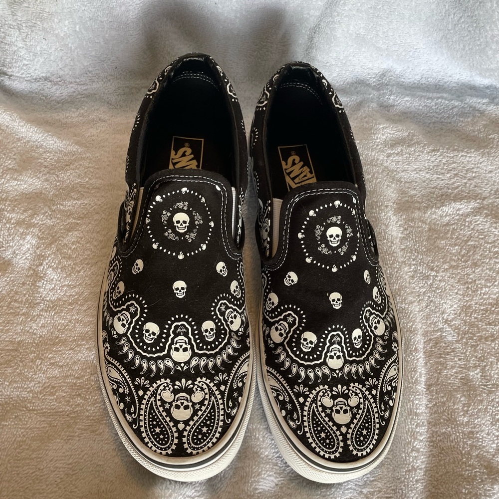 Vans Skull Pattern Mens 10.5 Women’s 12 Slides